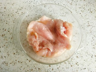 2、鸡排披萨,加入盐、料酒、黑胡椒抓匀腌制1个小时