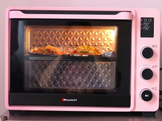 9、鸡排披萨,入烤箱中层190度烤15分钟，根据自家烤箱合适温度