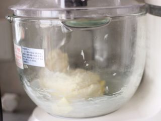 2、花边披萨,2.和成面团。