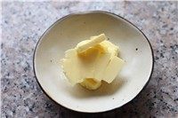 3、花边披萨,3.黄油切块。
