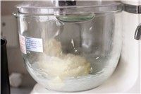 4、花边披萨,4.面团揉出筋膜放入黄油继续揉面。