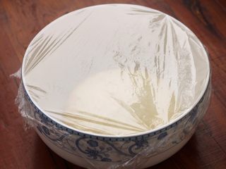 5、花边披萨,5.揉至扩展阶段取出面团放到盆里，盖上保鲜膜放置温暖处发酵两倍大小。