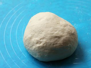 6、花边披萨,6.发酵好的面团进行排气。醒15分钟。