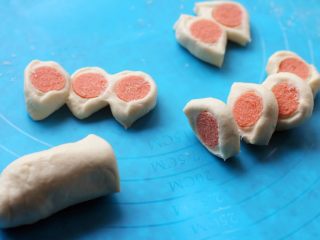 9、花边披萨,9.切成厚薄约1厘米的段。