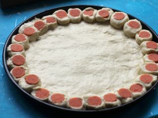 10、花边披萨,10.围着披萨盘摆一圈。