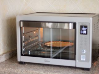 13、花边披萨,13.放入披萨饼胚，烤8分钟。