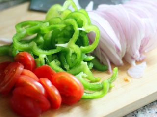 14、花边披萨,14.小番茄、青椒、洋葱洗干净切成丝
