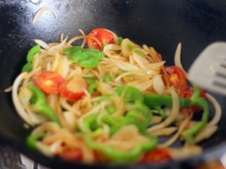 16、花边披萨,16.放入适量的番茄酱，青椒、番茄、洋葱，倒一小勺盐，煸出水份。