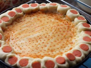 18、花边披萨,18.取出烤好的披萨饼胚，刷一层番茄酱（披萨酱）