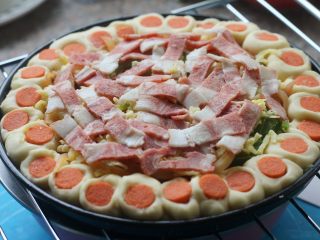 20、花边披萨,21.放培根，再撒一些奶酪。