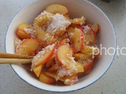 3、水果批萨,切好的水果拌入白糖腌渍10分钟