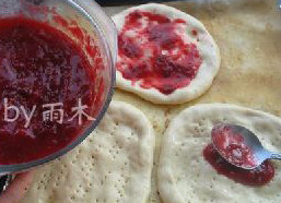 4、水果批萨,面坯表面涂上一层果酱