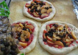 5、水果批萨,摆入沙果块，蜜豆、葡萄干