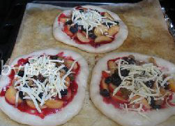 6、水果批萨,撒上马苏里拉丝，烤箱预热180度，烤15分钟，表面的马苏化掉即可