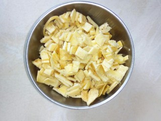 2、吐司培根披萨,蛋饼切碎。