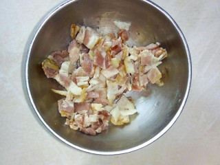 3、吐司培根披萨,培根切碎。