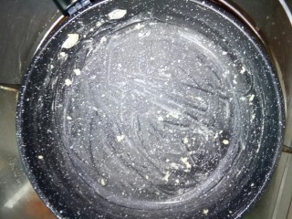 4、吐司培根披萨,平底锅抹黄油。