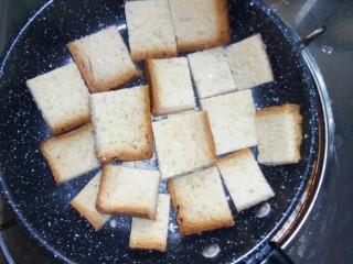 5、吐司培根披萨,放入吐司丁。