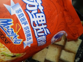 6、吐司培根披萨,撒上马苏里拉奶酪。