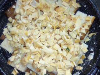 7、吐司培根披萨,铺上鸡蛋碎。