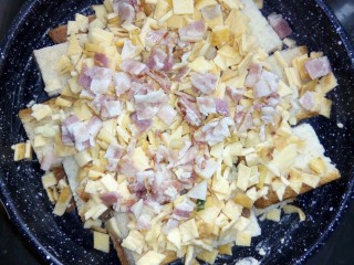 8、吐司培根披萨,撒上培根碎。