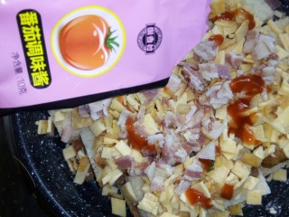 9、吐司培根披萨,挤上番茄酱。