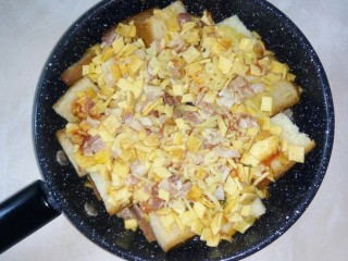 12、吐司培根披萨,香气四溢时关火。