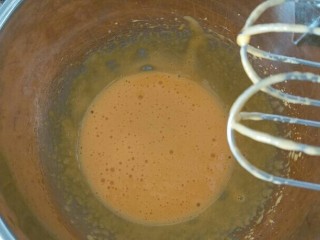 3、提拉米苏（六寸）,蛋黄用电动打蛋器打至发白，体积变大