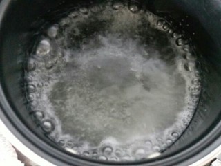 4、提拉米苏（六寸）,50克纯净水和白糖煮开后再煮一分钟