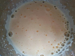 5、提拉米苏（六寸）,煮开的糖水立马倒进蛋黄内，边倒边用电动打蛋器搅拌，防止把蛋黄烫熟了，糖水不要直接倒在打蛋头上！