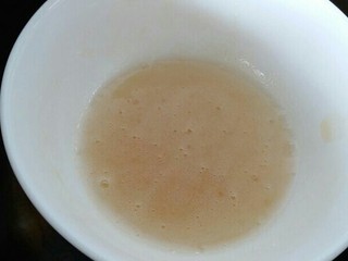 6、提拉米苏（六寸）,泡发的吉利丁粉隔热水融化，融化的吉利丁液边倒入蛋黄糊内边用电动打蛋器搅拌