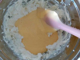 8、提拉米苏（六寸）,分一半的蛋黄糊到打顺滑的马斯卡彭内，翻拌均匀