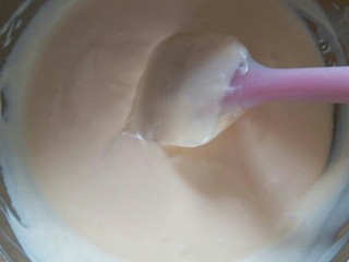 9、提拉米苏（六寸）,翻拌均匀后奶酪糊倒入余下的蛋黄糊内，一起翻拌均匀