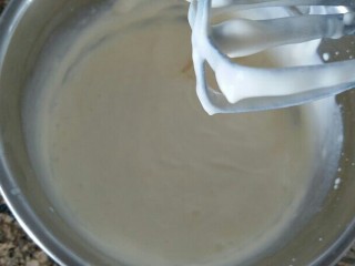 10、提拉米苏（六寸）,然后打发奶打至五分发油了，奶油内无需加糖，直接打发