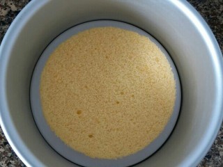 12、提拉米苏（六寸）,剪小的戚风放入模具内，喷上少量的朗姆酒