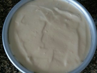 14、提拉米苏（六寸）,一层戚风胚，一层芝士糊的循环，直至芝士糊用完，然后盖上保鲜膜，放入冰箱冷藏