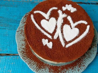 16、提拉米苏（六寸）,表面筛上可可粉和糖粉，提拉米苏就完工啦