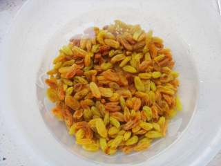 1、葡萄干司康,葡萄干提前泡软，沥干水分备用。