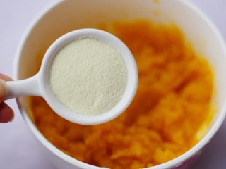 4、烤箱低油版奶香烤南瓜芝麻饼,加入奶粉。