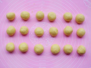 7、烤箱低油版奶香烤南瓜芝麻饼,把揉成的团分成大小均等的小块，每一个搓成圆球。