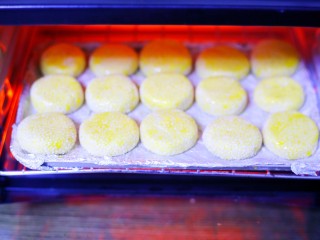 12、烤箱低油版奶香烤南瓜芝麻饼,.放入提前预热的烤箱中，上下火170℃烤30分钟即可。