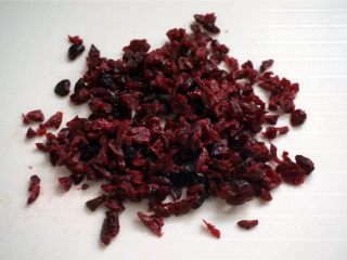 1、蔓越莓沙琪玛,蔓越莓切碎