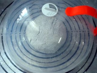 3、蔓越莓沙琪玛,在面团表面撒上少许玉米淀粉，揉圆，盖上盖子，静置松弛15分钟