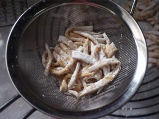 5、蔓越莓沙琪玛,起油锅，同时将细坯条过筛，筛掉多余的淀粉