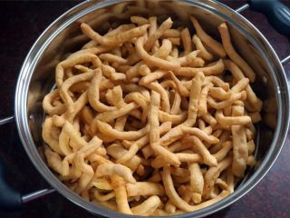 7、蔓越莓沙琪玛,炸至金黄色时将其捞起，冷却备用