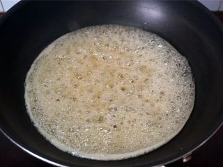 8、蔓越莓沙琪玛,将35克清水，160克细砂糖，100克麦芽糖放入锅中，熄火熬煮，直到细砂糖完全溶解，出现浓密的泡沫。糖浆熬至115度左右