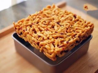 11、蔓越莓沙琪玛,冷却后用杯子托起模具底部