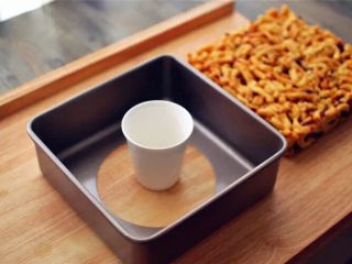 12、蔓越莓沙琪玛,轻压一下模具便可脱模