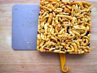 13、蔓越莓沙琪玛,底部用刮刀分离