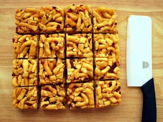 14、蔓越莓沙琪玛,用刀切成小块